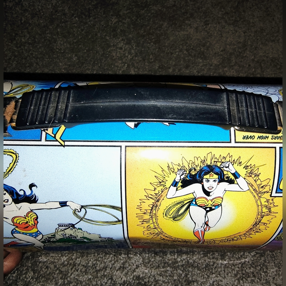 VINTAGE..... Vandor collectible wonder woman tin